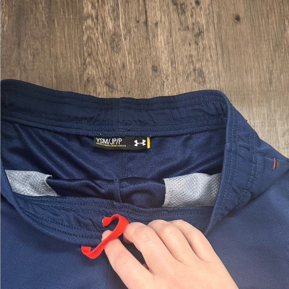 Kids Under Armour shorts size YSM - Picture 2 of 2